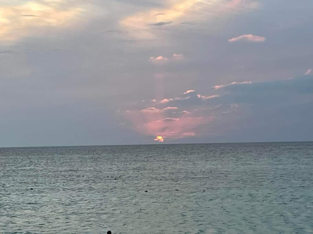沖縄の海と夕日